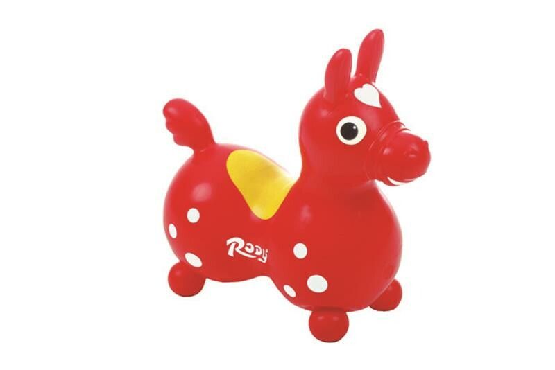 Cavallo a dondolo rosso con pois bianchi e sella gialla. Il cavallo ha orecchie e la scritta "Rody" è visibile.