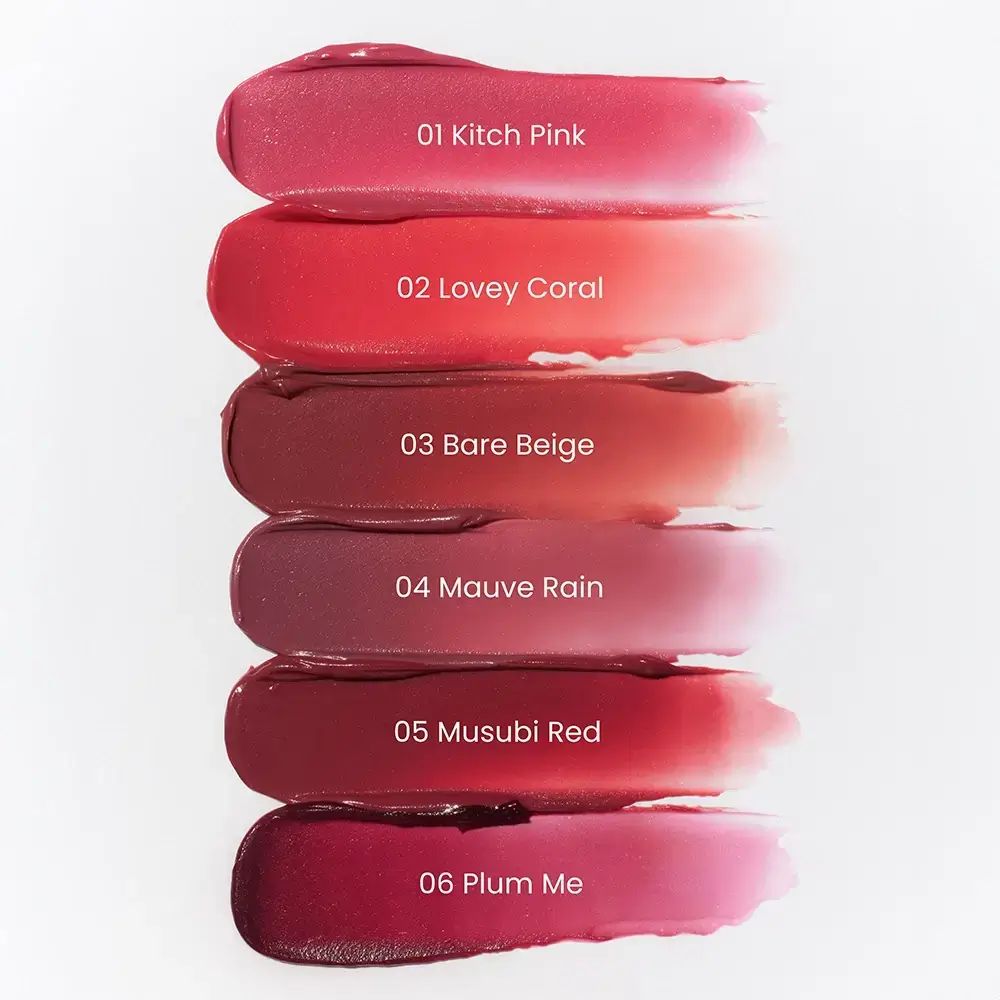 Sei colori di rossetto a strisce. Dall'alto verso il basso: 01 Kitch Pink, 02 Lovey Coral, 03 Bare Beige, 04 Mauve Rain, 05 Musubi Red, 06 Plum Me.