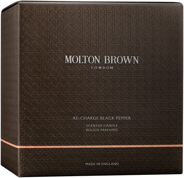Confezione marrone. Scritta: Molton Brown London, Re-Charge Black Pepper, Scented Candle, Made in England.