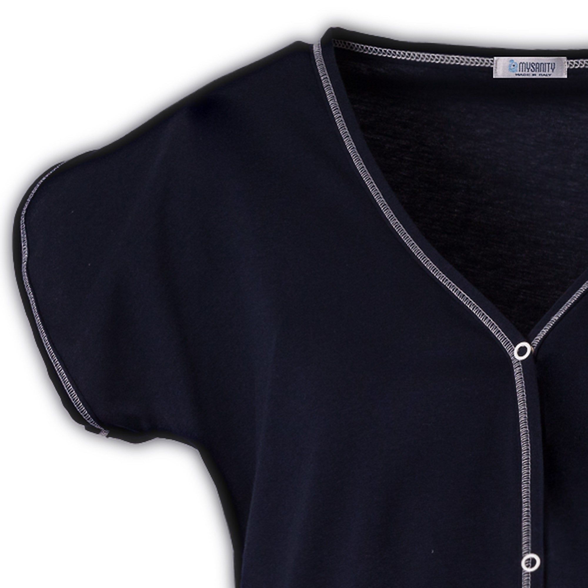 Dettaglio della camicia premaman MYSANITY blu. Scollo a V, bottoni e cuciture bianche. Maniche corte.