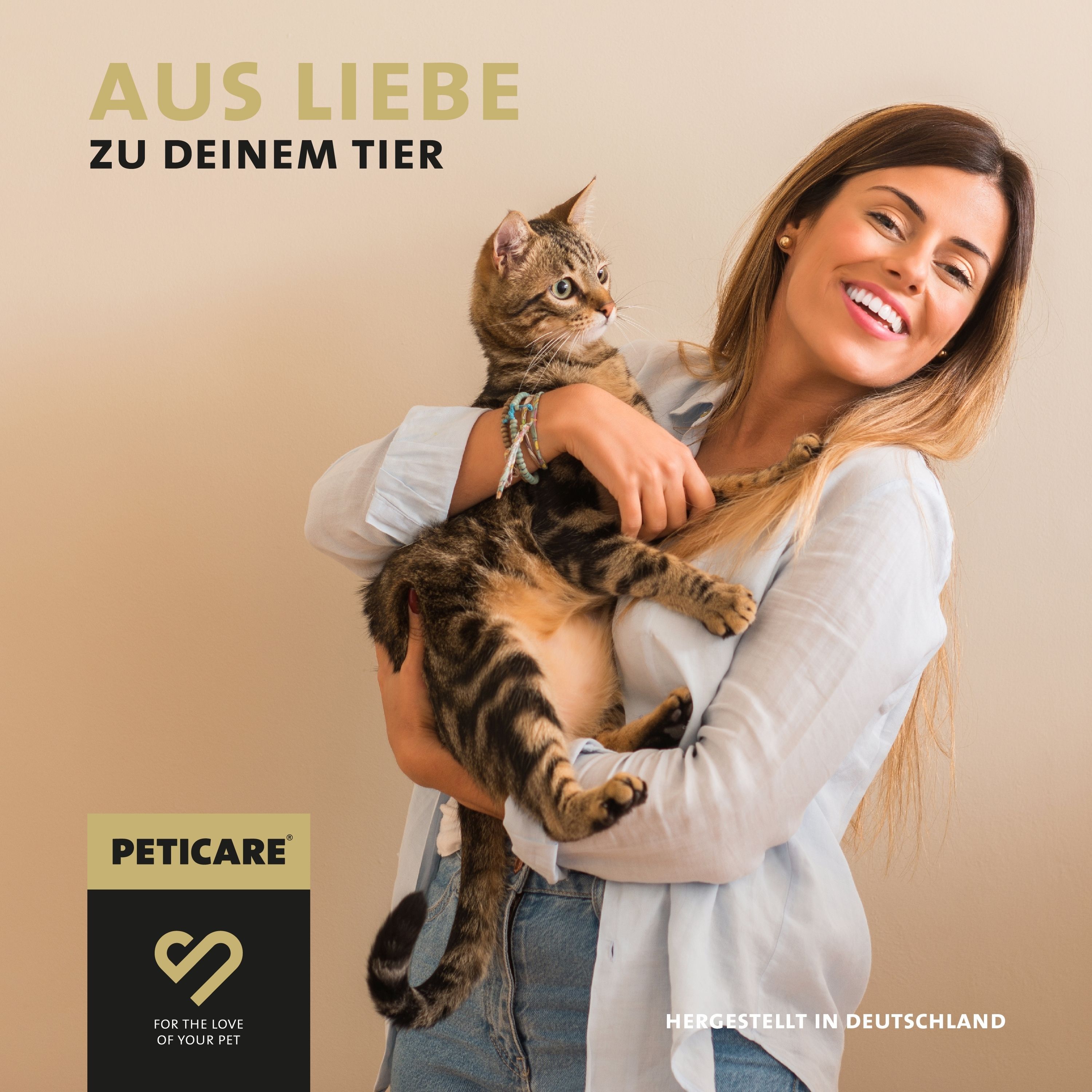 Donna tiene un gatto. Testo: Per amore del tuo animale. Logo: Peticare.