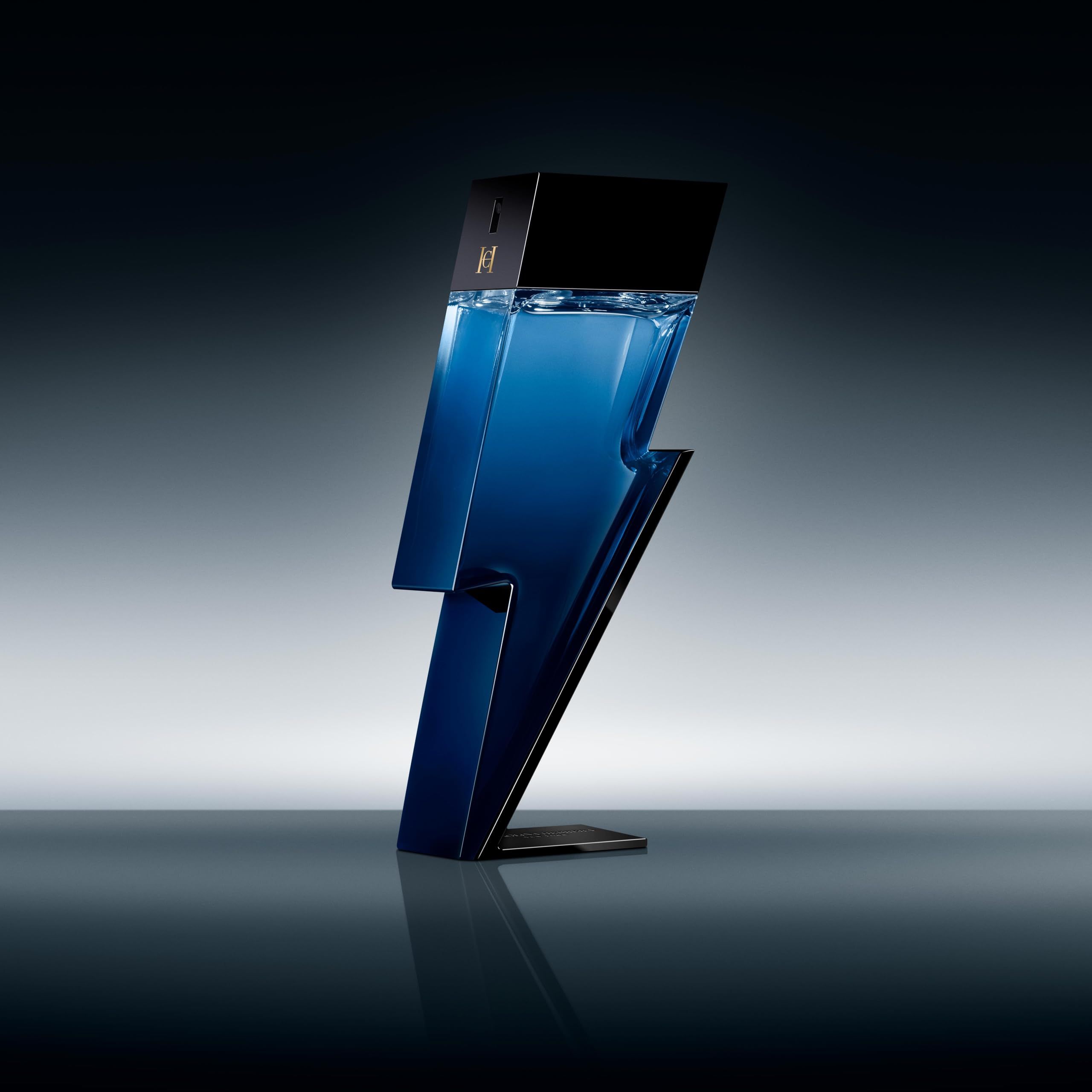 Flacone blu a forma di fulmine. Tappo nero. Logo in alto. Su superficie lucida.