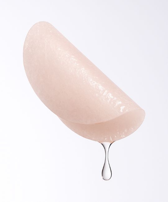 Pad rosa con goccia. Forma rotonda, leggermente arcuata. Liquido che gocciola dal basso.