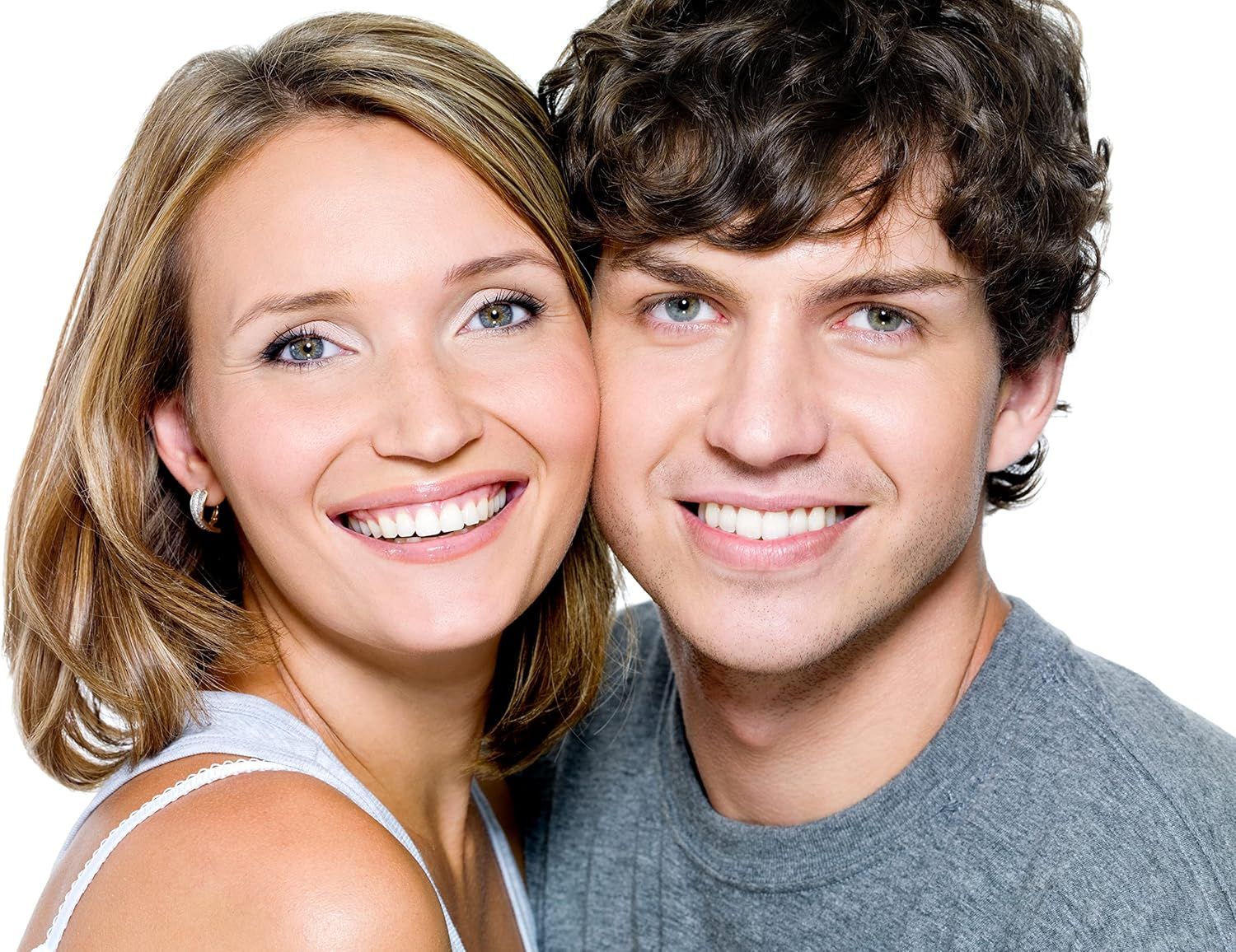 Ritratto di due persone sorridenti. Una donna con i capelli biondi e un uomo con i capelli ricci. Entrambi sorridono con denti bianchi.