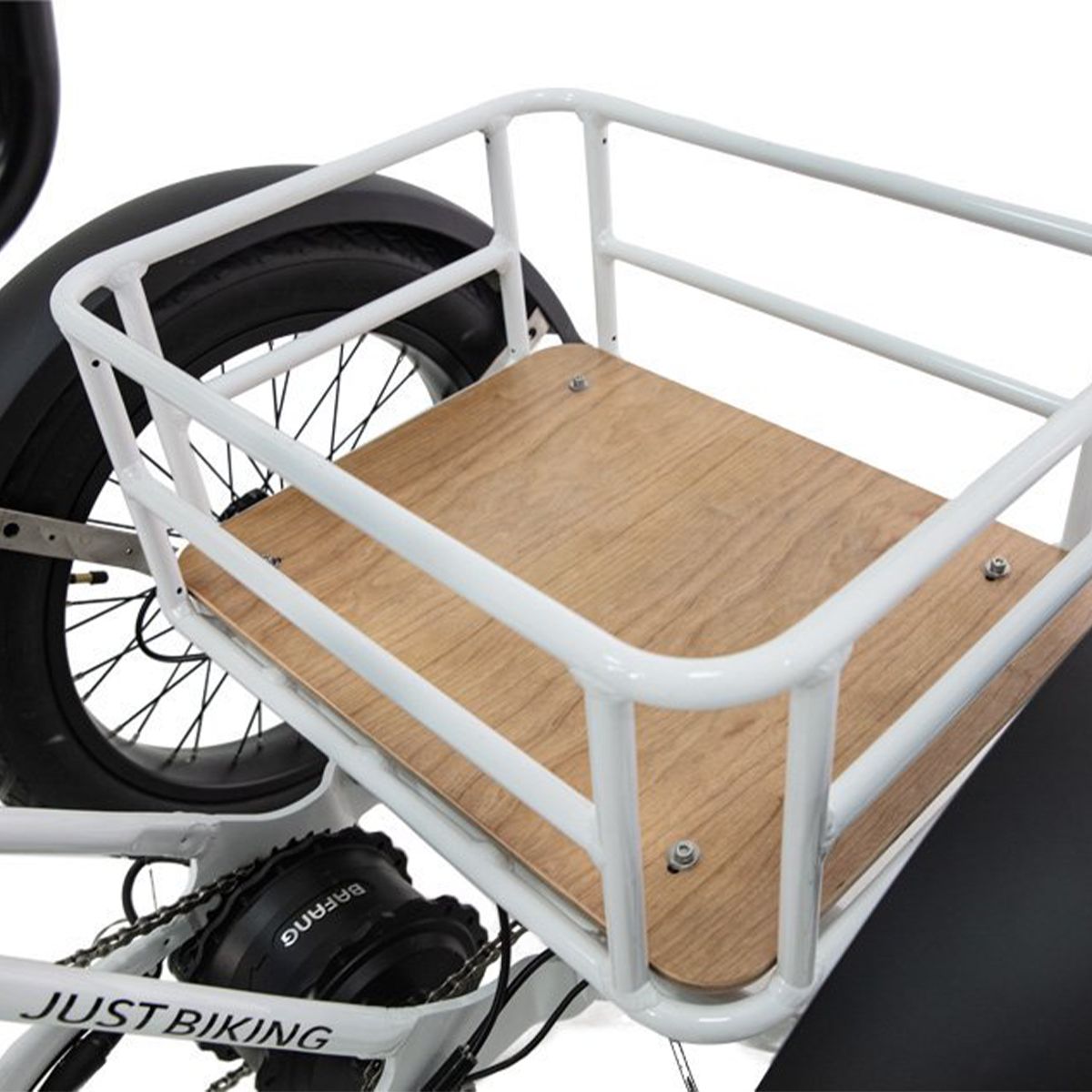 Cestino in metallo bianco con piano in legno. Ruota posteriore e parafango neri. Scritta JUST BIKING.