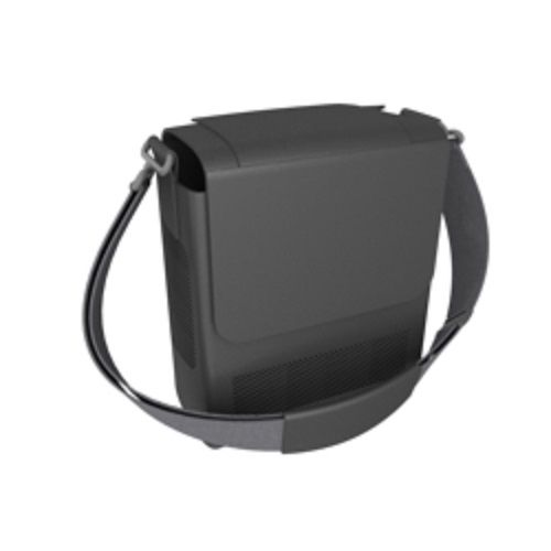 Concentratore di ossigeno nero con tracolla. Forma rettangolare con angoli arrotondati. Tracolla grigia.
