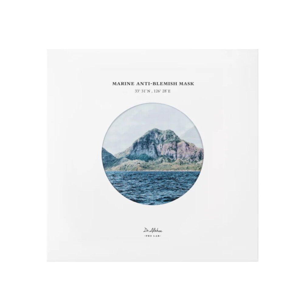 Confezione di maschera viso con immagine rotonda di montagna e mare, vista leggermente angolata.