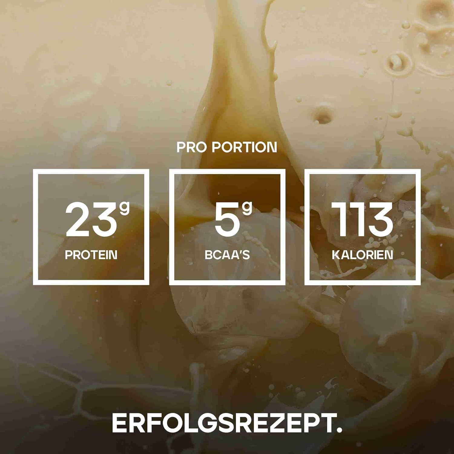 Primo piano di una bevanda. Testo: PER PORZIONE, 23g PROTEINE, 5g BCAA, 113 CALORIE. RICETTA VINCENTE.