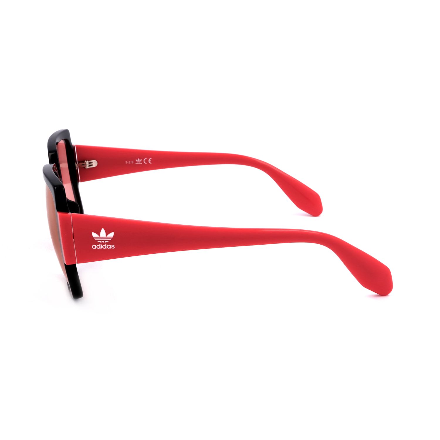 Occhiali da sole Adidas rossi con accenti neri e lenti colorate.