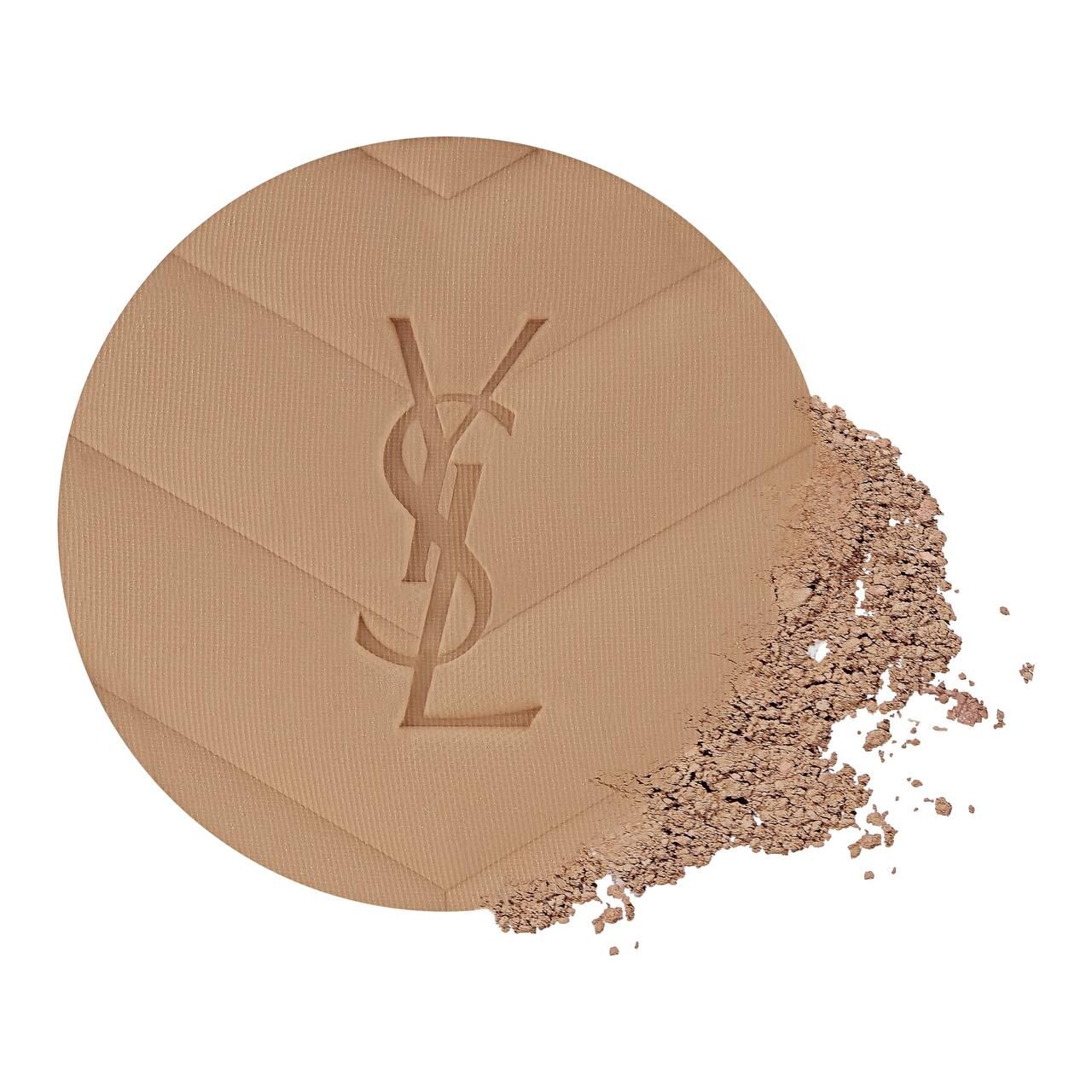 Cipria beige-marrone con logo in rilievo. Parte della cipria è sbriciolata.