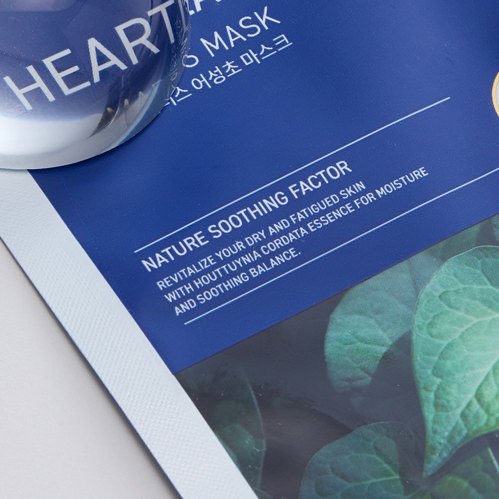 Confezione blu con testo "NATURE SOOTHING FACTOR" e foglie. Sfera trasparente accanto.