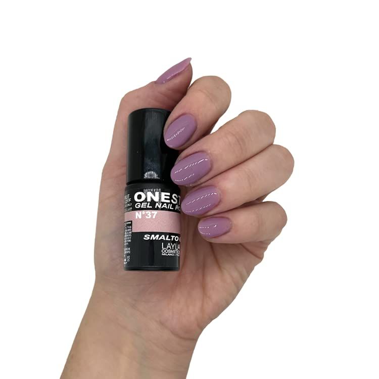 Mano con unghie smaltate e flacone di smalto. Flacone: ONESTEP GEL NAIL POLISH N°37. SMALTO GEL LAYLA COSMETICS.