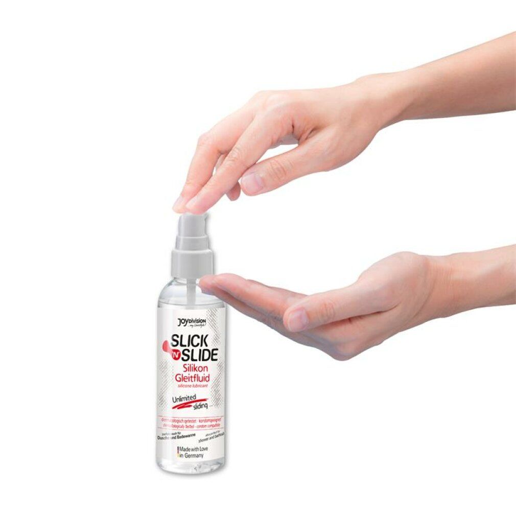 Mani che tengono un flacone trasparente con vaporizzatore. Scritta: Slick'N'Slide Silikon Gleitfluid. Dermatologicamente testato.