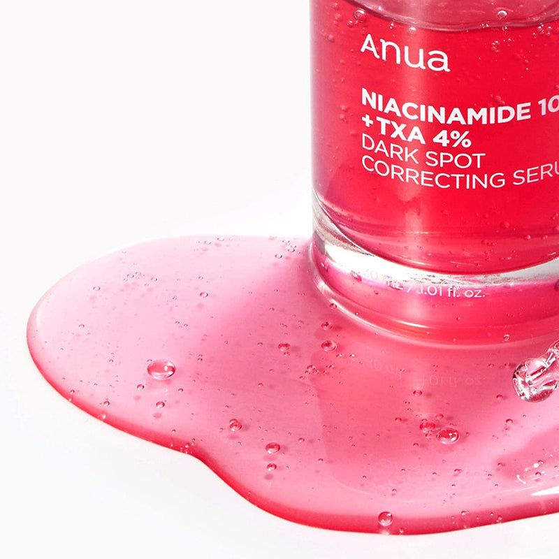 Liquido rosso su una superficie. Nome e dettagli del prodotto sull'etichetta della bottiglia.