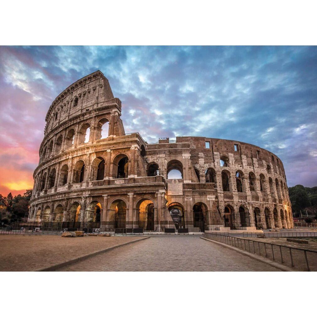 Puzzle con il Colosseo. Il Colosseo all'alba. Cielo nuvoloso. Pezzi del puzzle non visibili.
