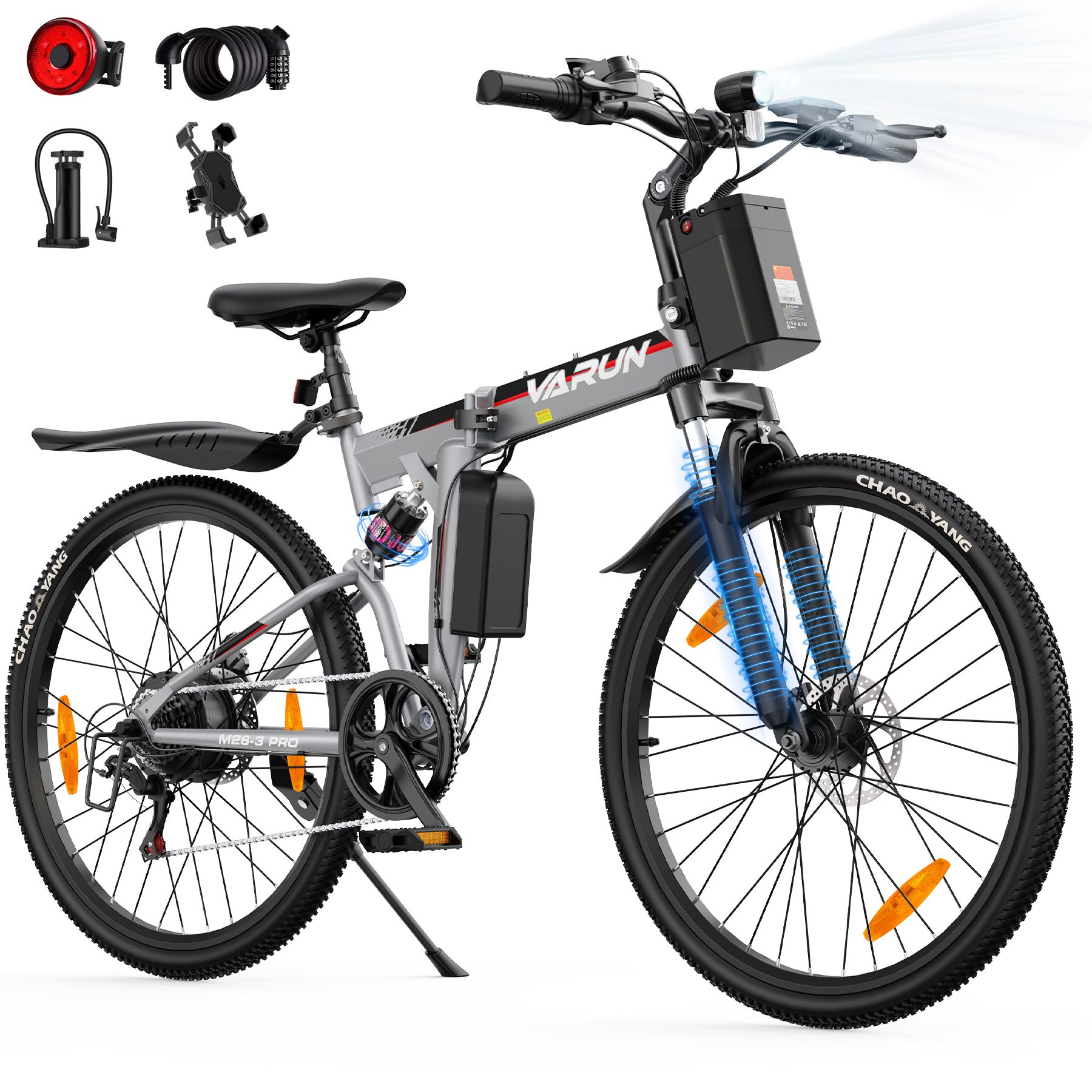 E-bike pieghevole argento, telaio e pneumatici neri. Accessori: fanale posteriore, pompa, supporto telefono.
