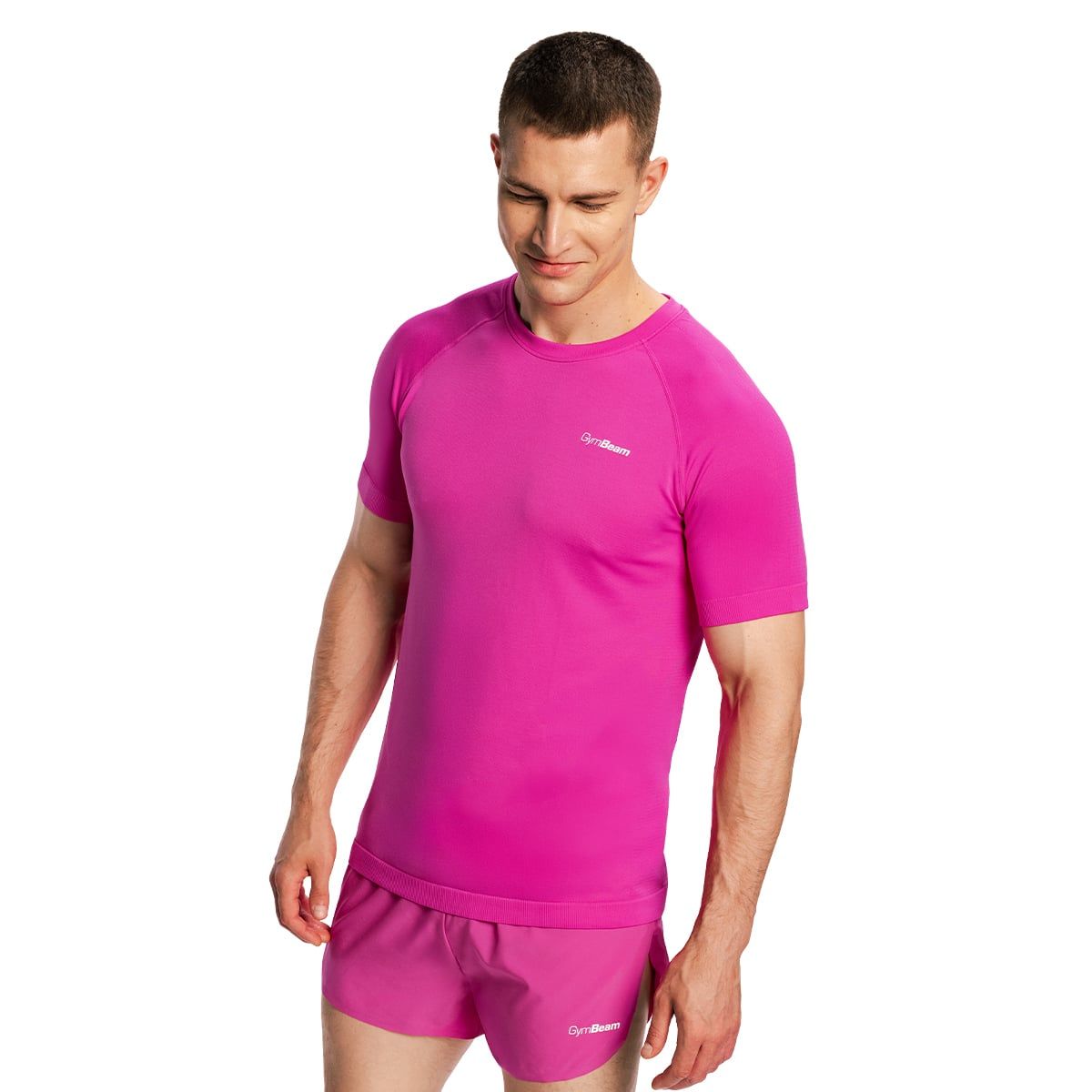 Uomo con maglietta da corsa viola e pantaloncini, con logo discreto.