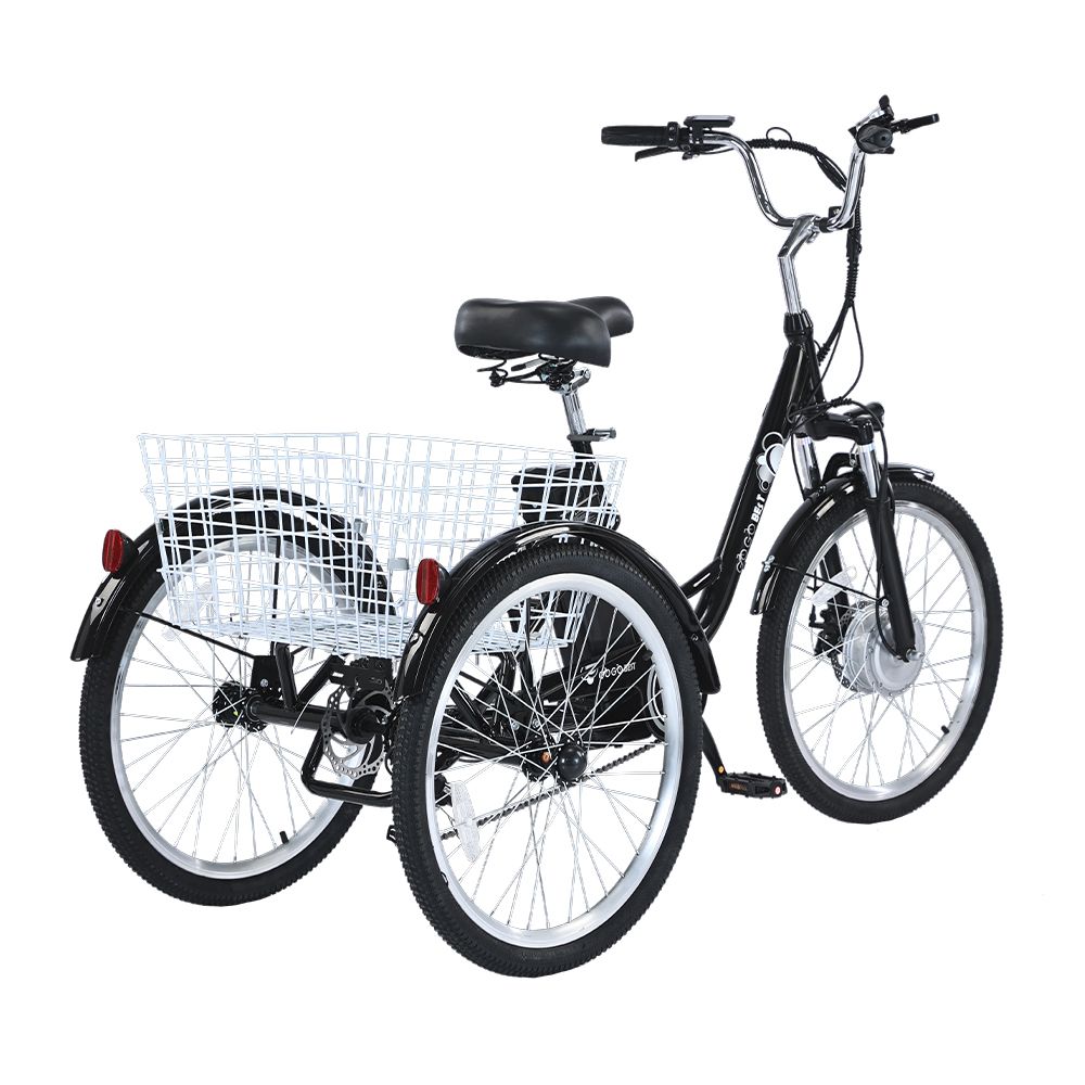 Triciclo elettrico nero con cestino bianco. Ruote da 24 pollici. Batteria e motore visibili. Vista laterale obliqua.