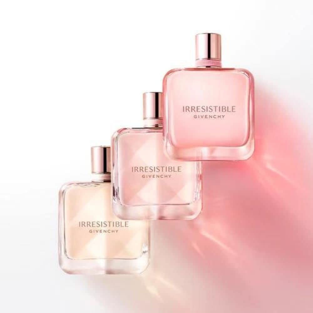 Tre flaconi Givenchy Irresistible. Flaconi rosa con tappi rosa. Scritta Irresistible Givenchy.