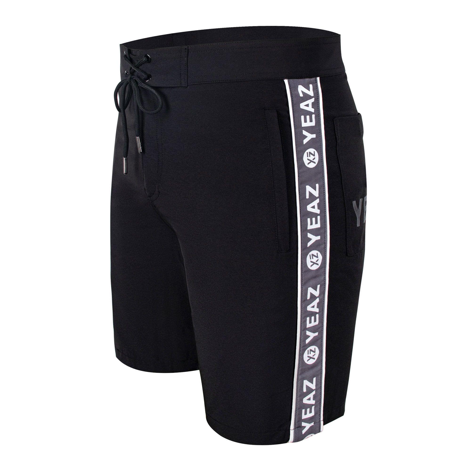 Pantaloncini neri con striscia logo laterale e cintura con lacci.