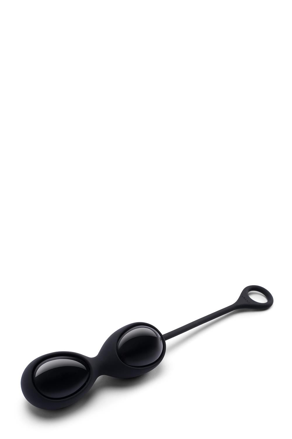 Due uova ovali nere in ossidiana, con cordino nero e anello.