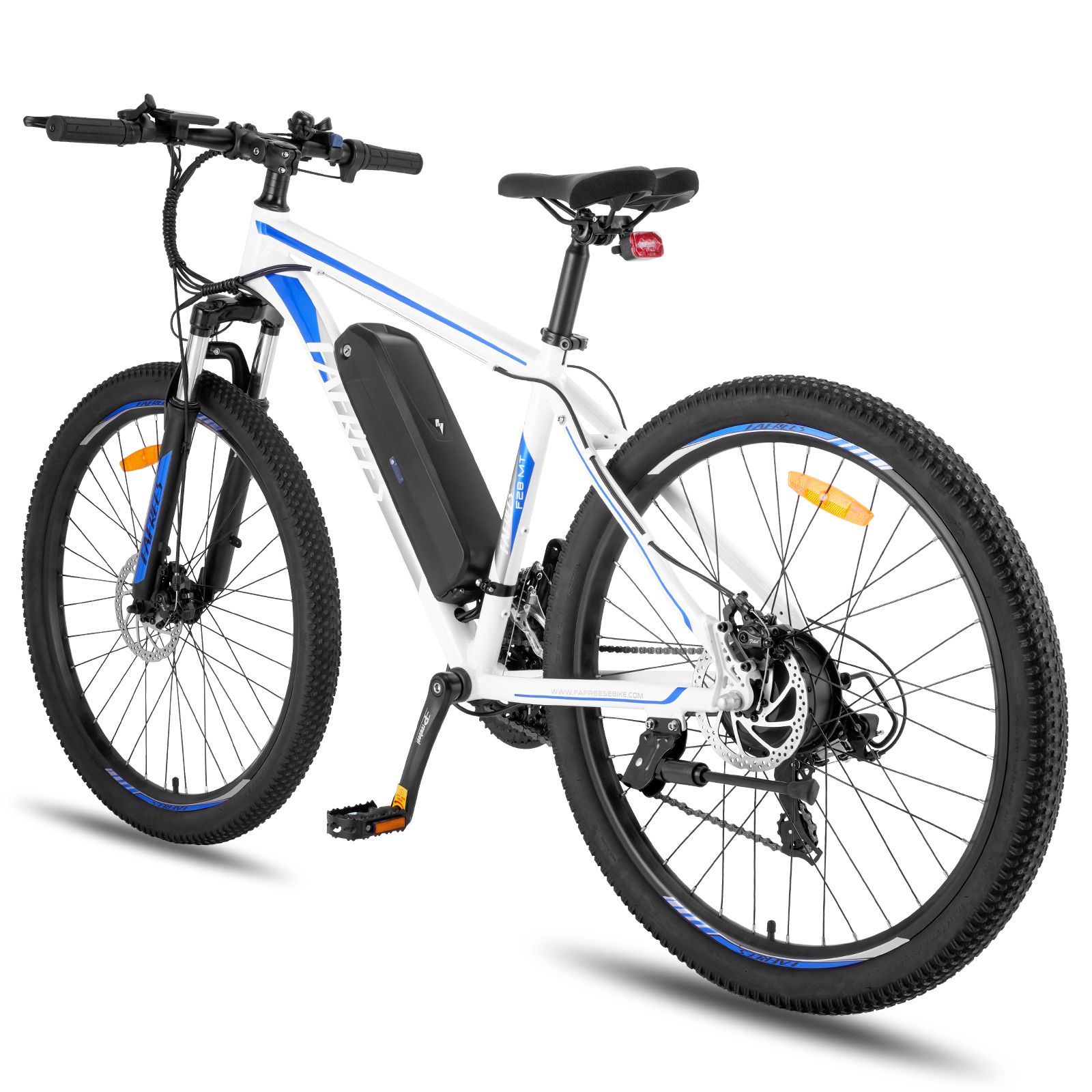 E-mountain bike bianco con dettagli blu. Pneumatici, sella e manubrio neri. Batteria sul telaio.