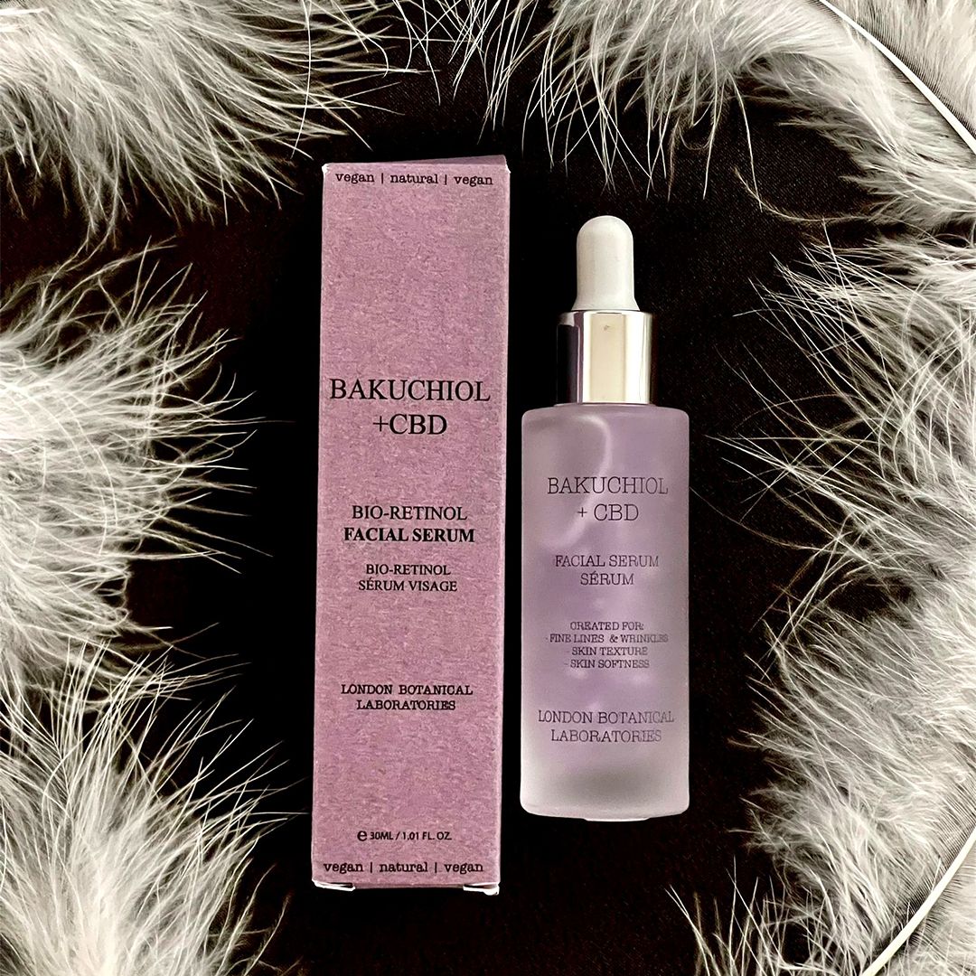 Flacone di siero e confezione. Scritta: Bakuchiol + CBD, Bio-Retinol Facial Serum, London Botanical Laboratories. Vegano, naturale.