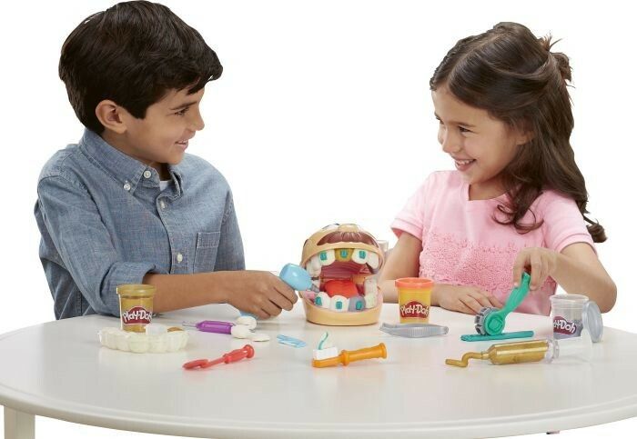 Hasbro Play-Doh dentista Dr Wobbly Tooth, modellazione
