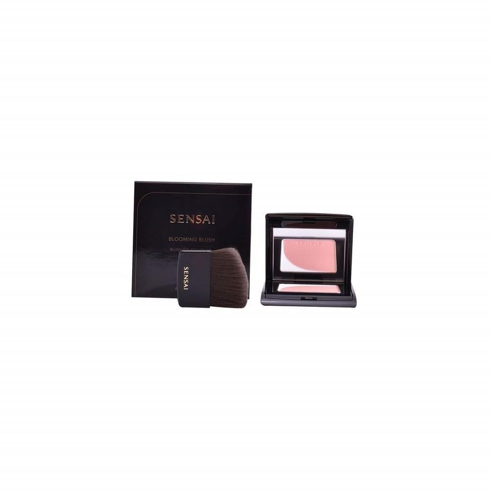 Sensai Bloom Blush 02 Peach. Confezione nera, pennello e palette blush. Testo: Sensai, Blooming Blush.