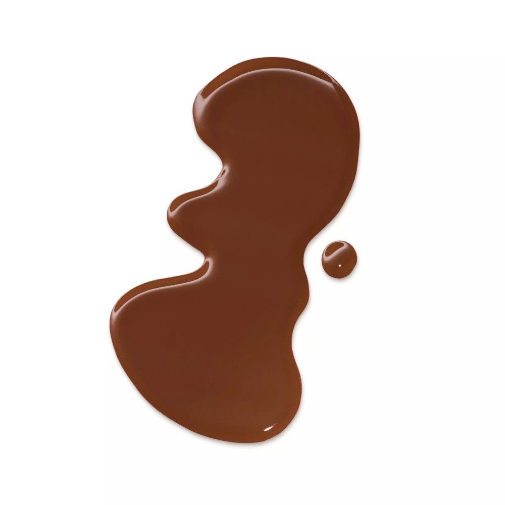 Campione di fondotinta marrone. A forma di goccia, con una goccia più piccola accanto. Su sfondo bianco.