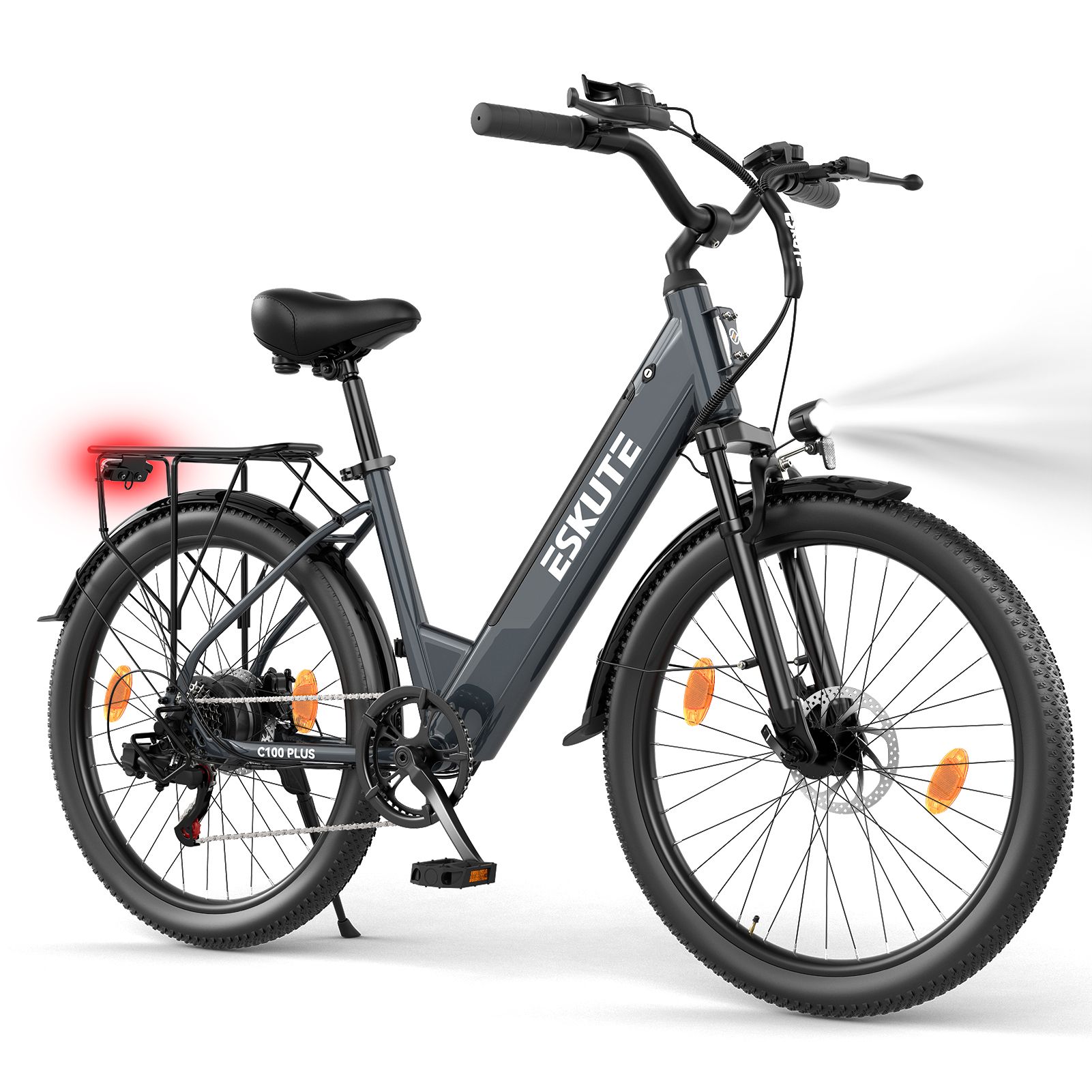 E-bike grigio con portapacchi e luci. Marchio ESKUTE. Fanale posteriore rosso.