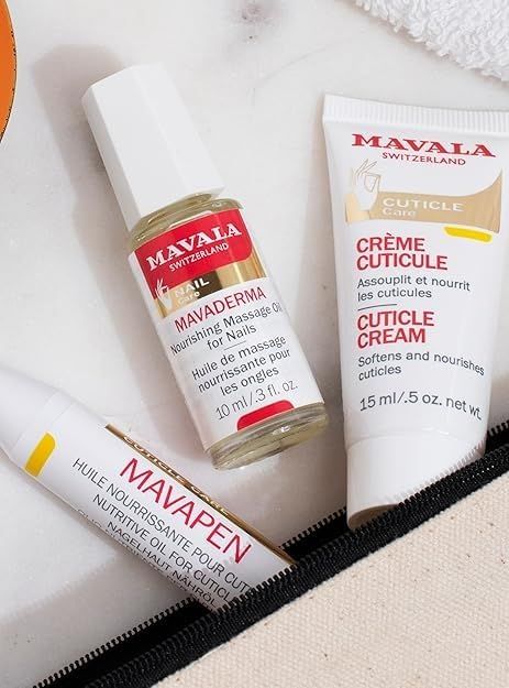 Tre prodotti: tubo, flacone e penna. Tubo con 'Crème Cuticule'. Flacone con 'Mavaderm'. Penna con 'Mavapen'. Tutti con logo 'Mavala'.