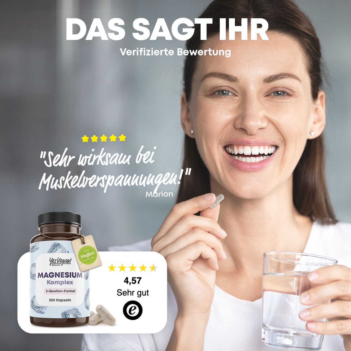 Donna sorridente con bicchiere d'acqua e capsula. "Molto efficace contro le tensioni muscolari!". Valutazione 4,57.