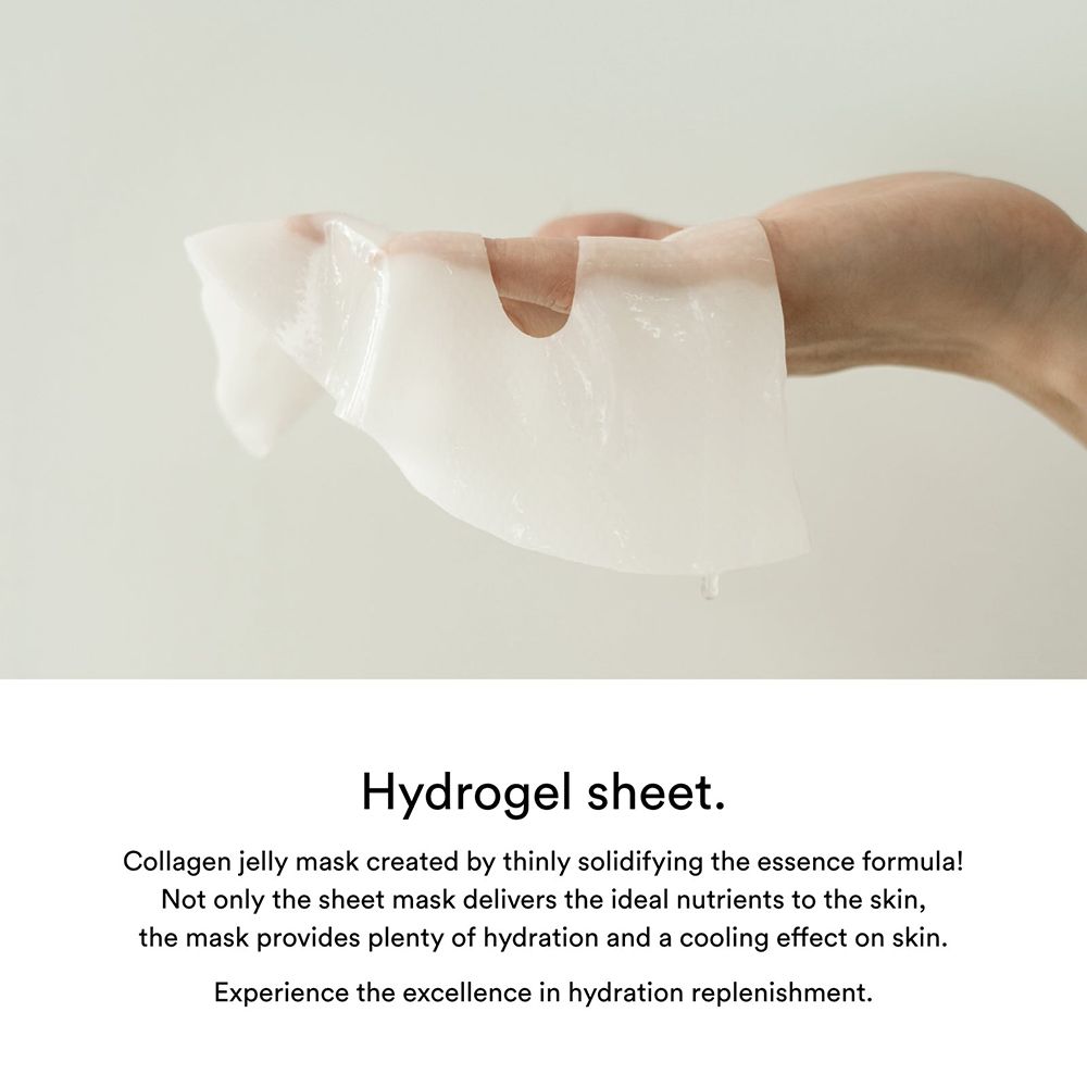 Mano che tiene una maschera per il viso trasparente. Testo: Hydrogel sheet. Collagen jelly mask created by thinly solidifying the essence formula!