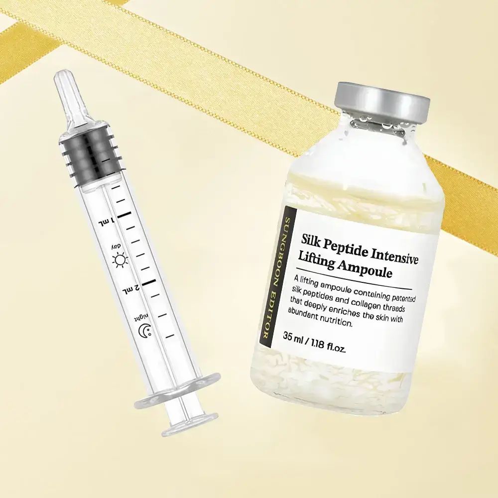 Fiala e siringa. La fiala contiene un liquido con particelle bianche. Sulla fiala è scritto "Silk Peptide Intensive Lifting Ampoule".