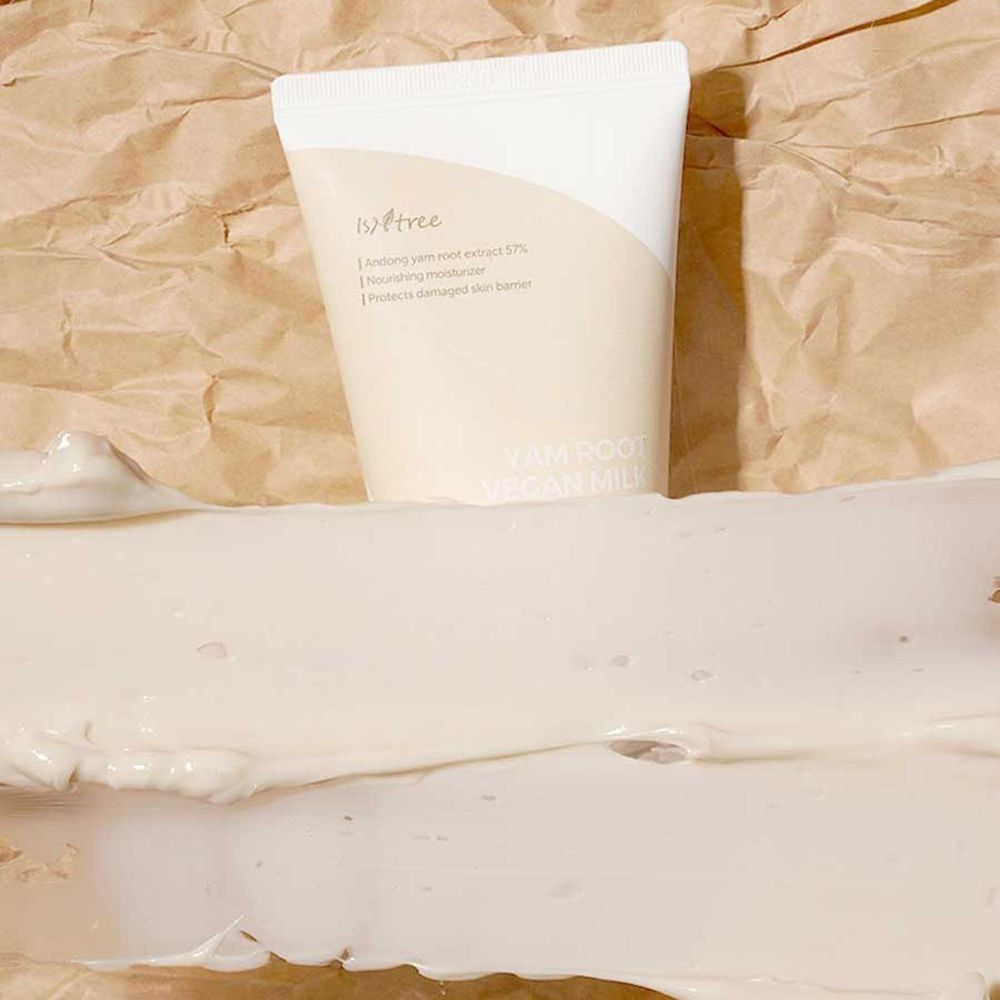 Tubo di crema su sfondo di carta con fuoriuscita di crema. Nome del prodotto visibile.