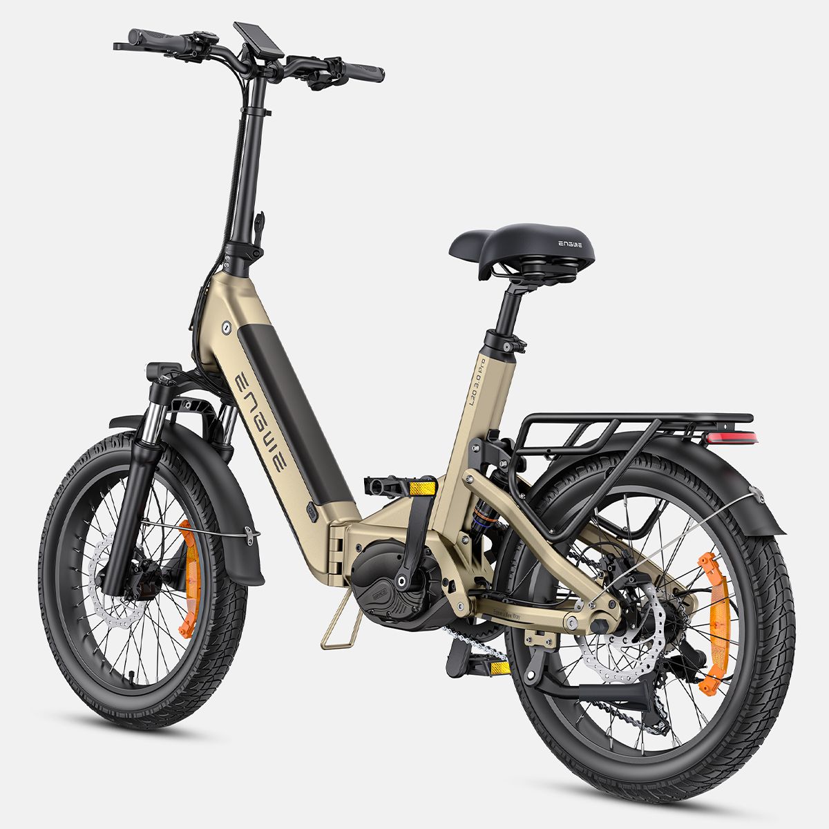 Bicicletta elettrica beige, pneumatici neri, portapacchi. Marchio ENGWE.