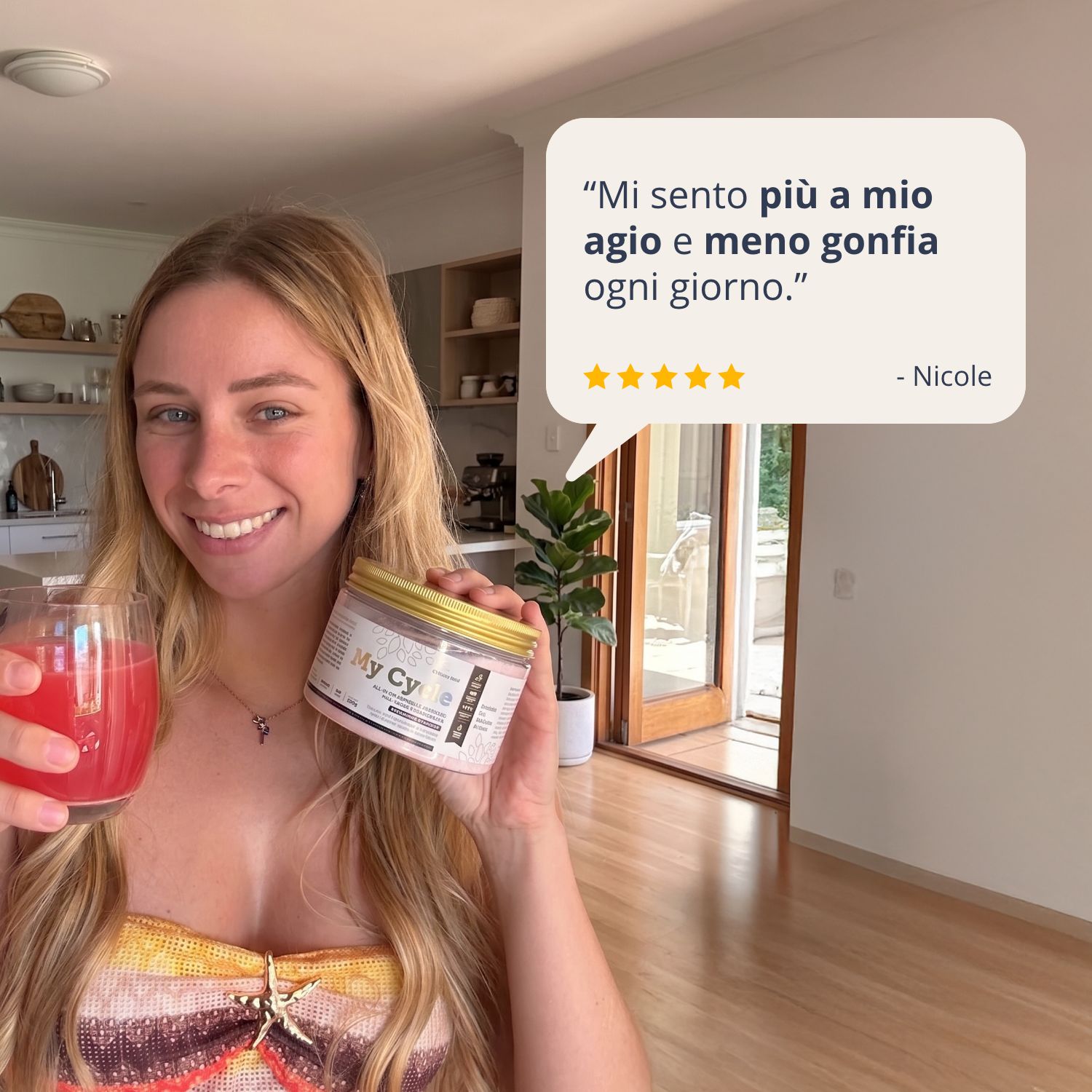 Una donna tiene un contenitore in vetro con polvere rosa e beve una bevanda, con una citazione.