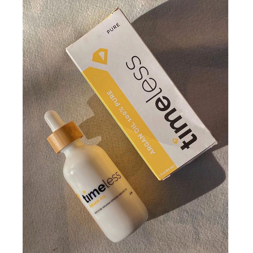 Flacone e scatola con nome del prodotto e logo. Testo: Olio di Argan. Flacone bianco con tappo in legno e contagocce.