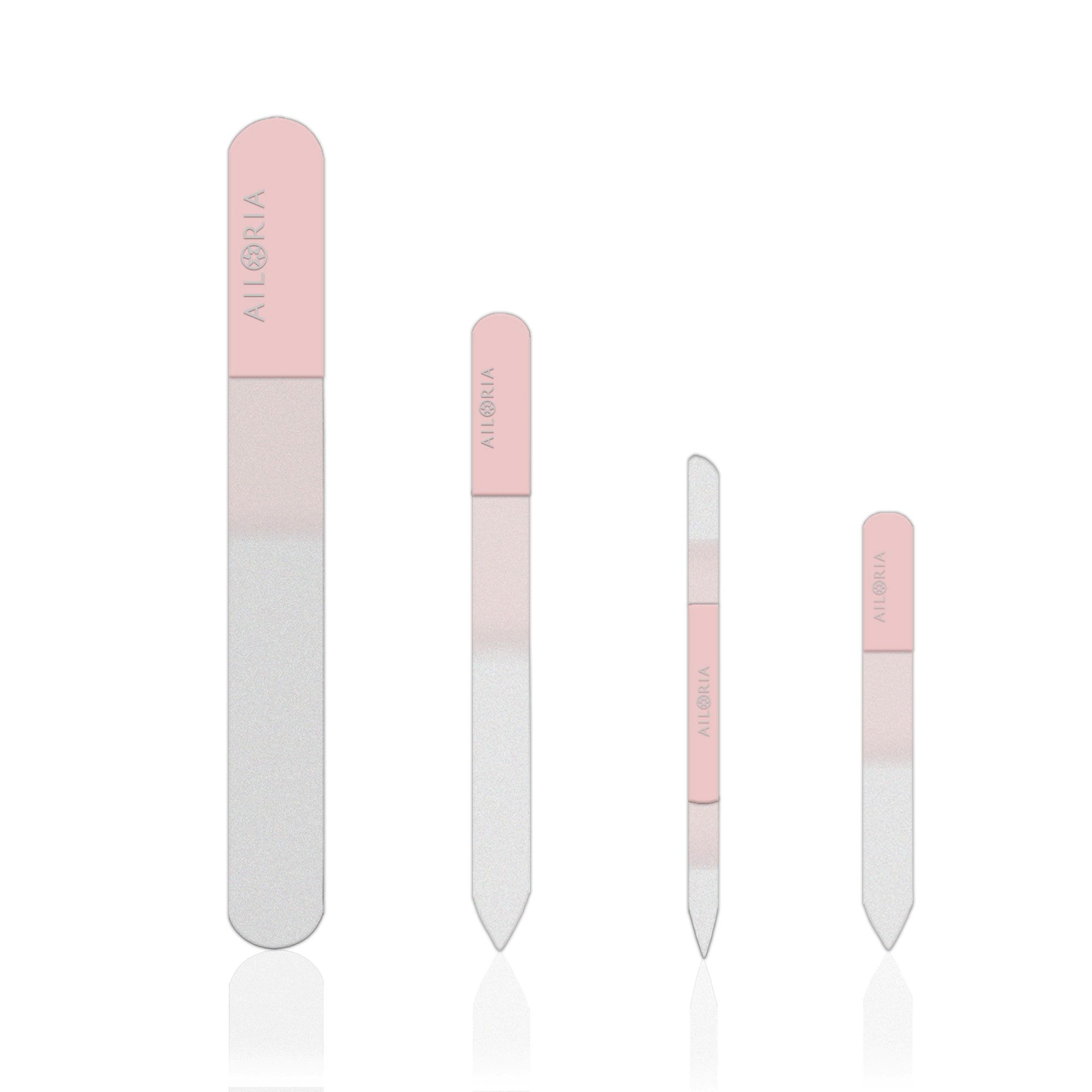Quattro lime per unghie in vetro di diverse dimensioni. Manici rosa, logo AILORIA. Superfici di limatura trasparenti.