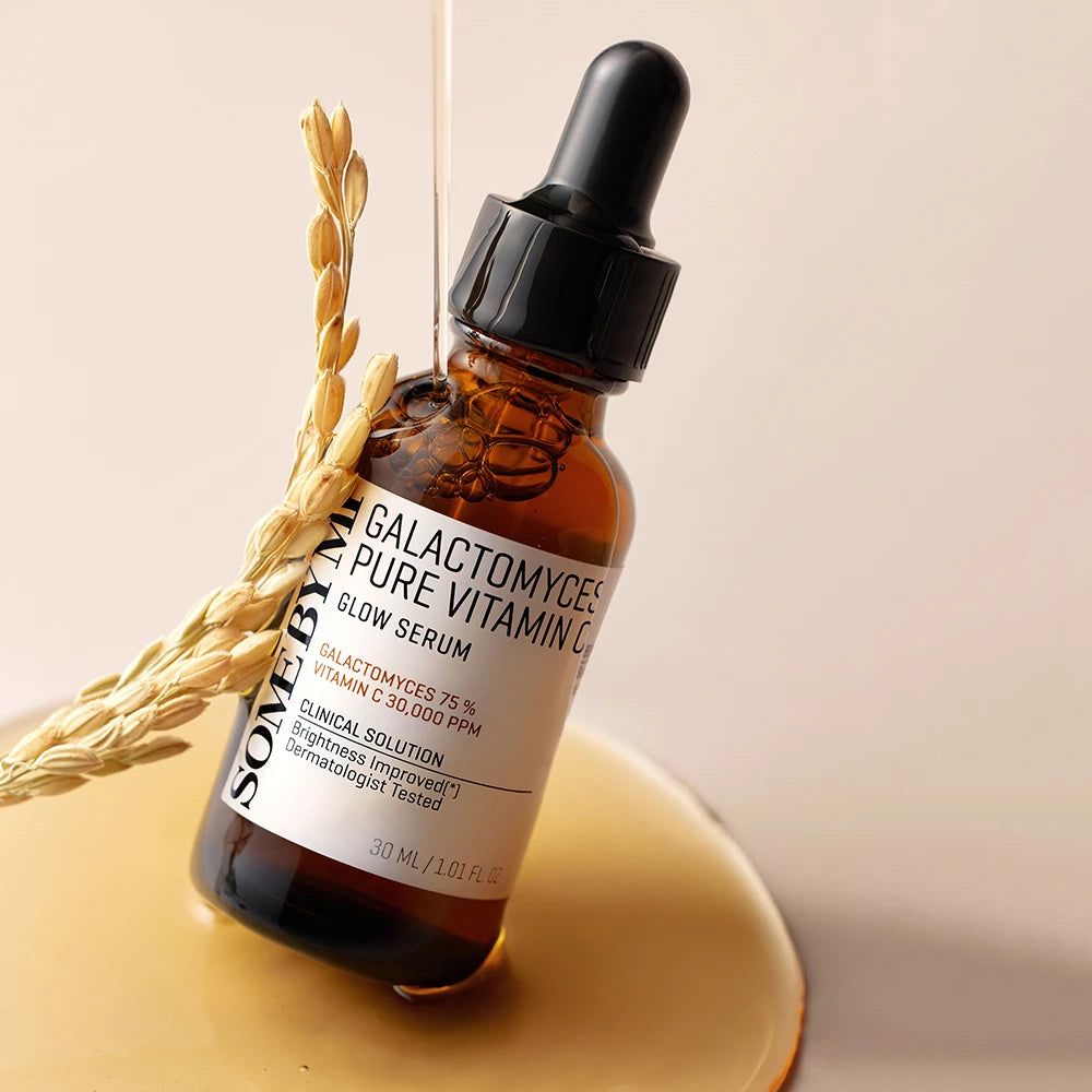 Flacone di vetro marrone con contagocce, inclinato. Nome del prodotto e ingredienti sull'etichetta. 30 ml.