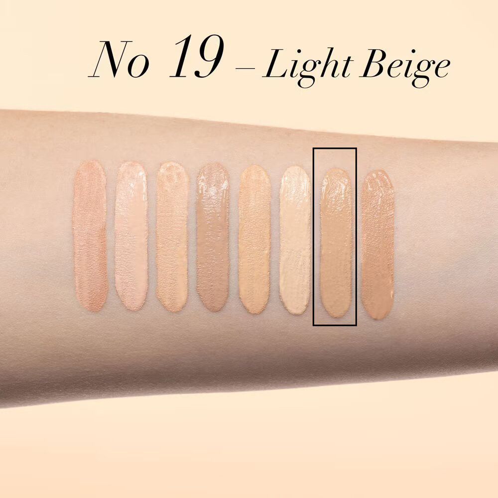 Braccio con campioni di colore. Il numero 19 Light Beige è evidenziato. Diverse tonalità della pelle a strisce.