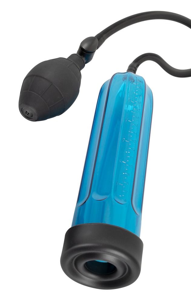 Pompa per pene blu con soffietto e tubo neri, primo piano.