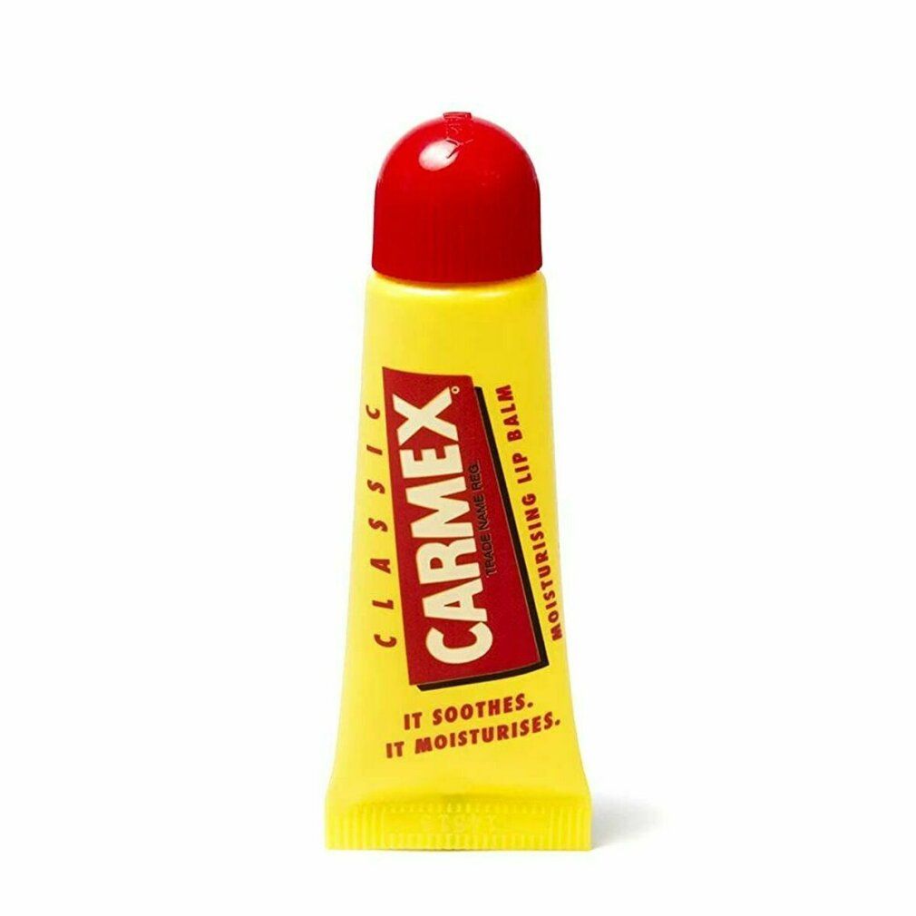 Tubo giallo con tappo rosso. Scritta Carmex in rosso. Classic. Moisturising Lip Balm. Testo: It soothes. It moisturises.