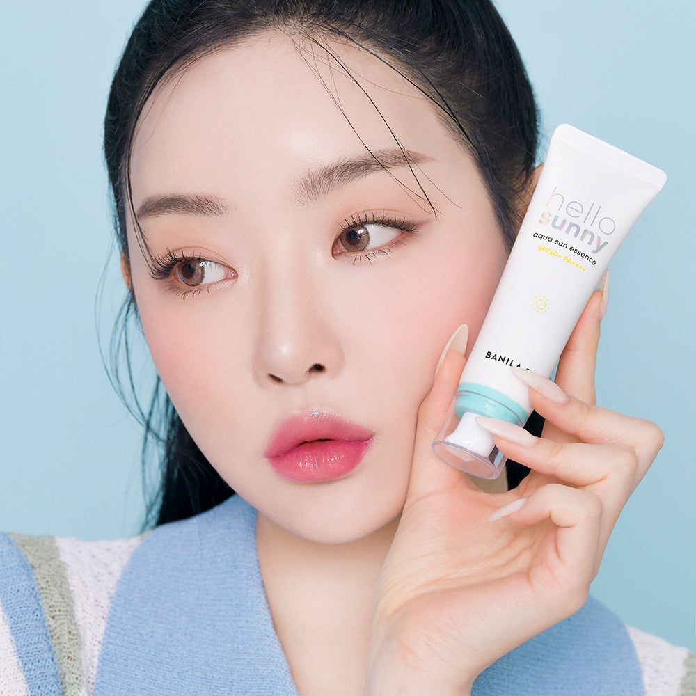 Una donna tiene BANILA CO Hello Sunny Aqua Sun Essence SPF50+ PA++++.