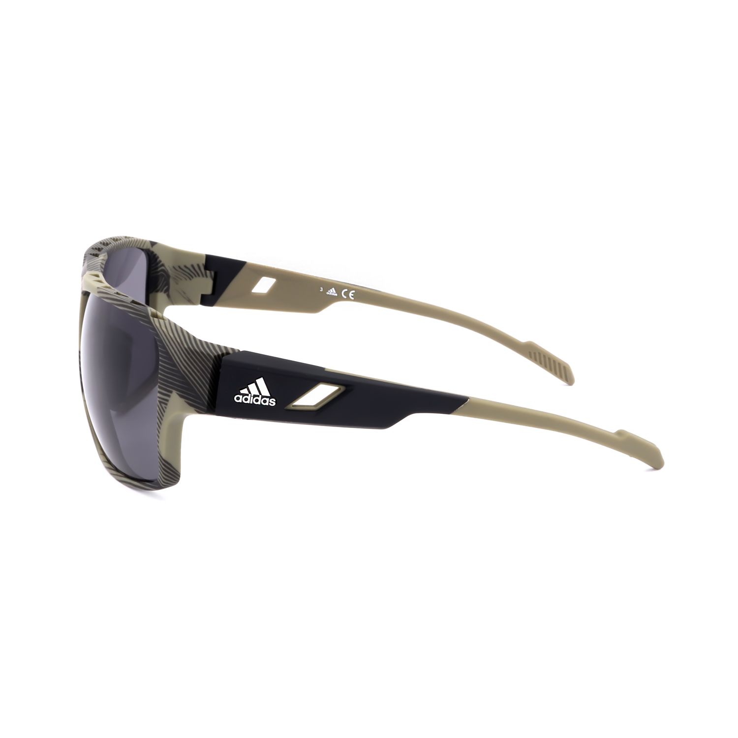 Occhiali da sole Adidas con motivo mimetico e accenti neri.
