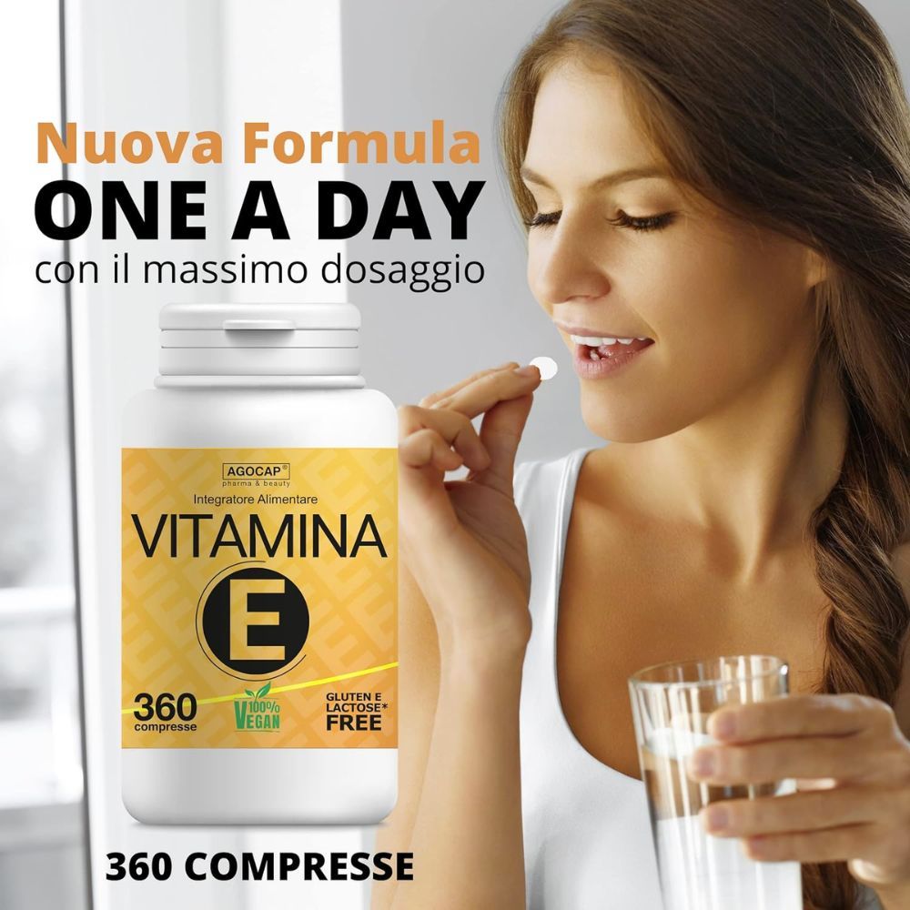 Donna prende una compressa. Accanto, flacone con etichetta gialla. Scritta: VITAMINA E, 360 compresse, Gluten & Lactose Free.