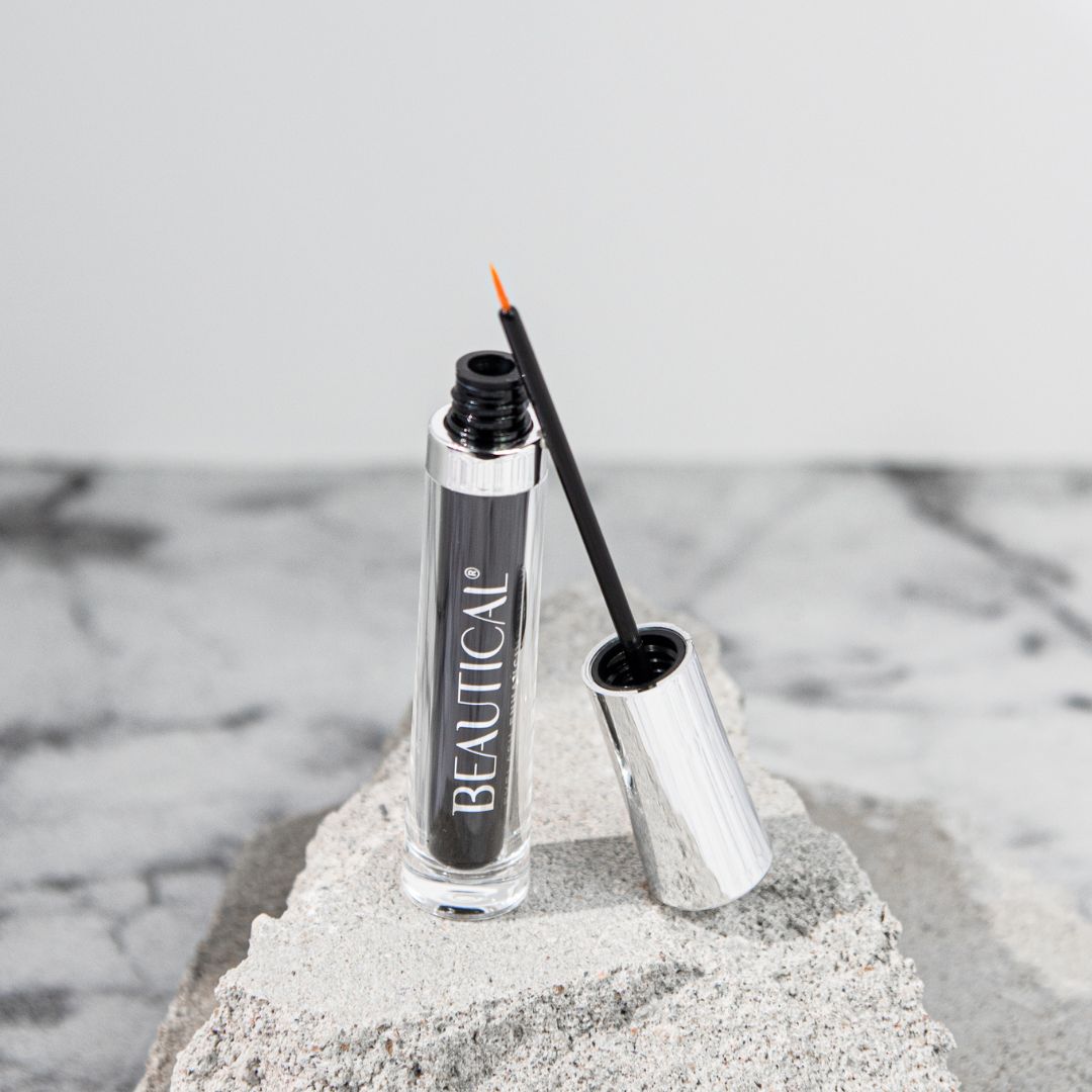 BEAUTICAL Siero per ciglia. Flacone nero, tappo argentato, applicatore.
