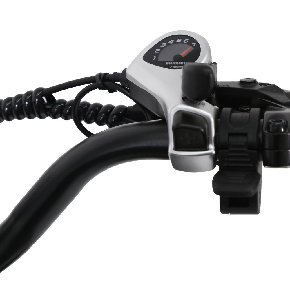 Dettaglio manubrio e-bike. Cambio Shimano, leva freno, manopole nere.