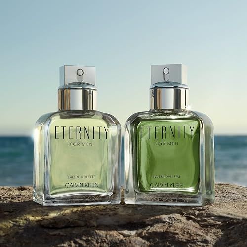 Due flaconi di vetro rettangolari con tappi argentati. Etichette con "ETERNITY FOR MEN", "EAU DE TOILETTE" e "CALVIN KLEIN".
